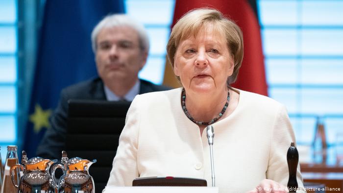 Merkel Paşinyan ve Aliyev’i arayarak ateşkes çağrısı yaptı