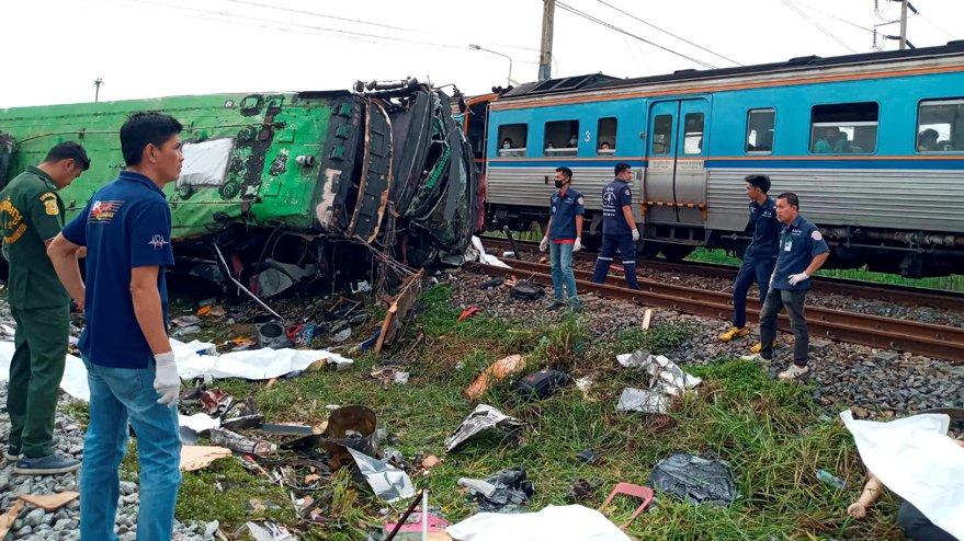 Otobüs trene çarptı: 20 ÖLÜ 29 YARALI