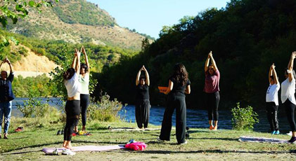 Nişantaşı değil… Etiler değil… Bilin bakalım neresi? DERE KENARINDA YOGA YAPILAN TÜRK ŞEHRİ!