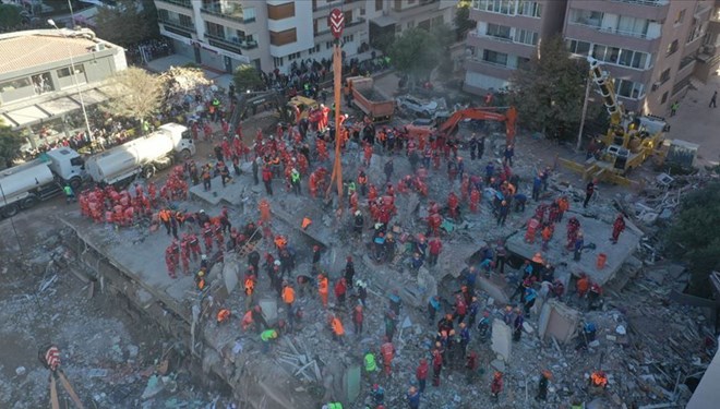 Deprem alanına hırsızlığa geldiler. NE ÇOCUĞU BUNLAR!
