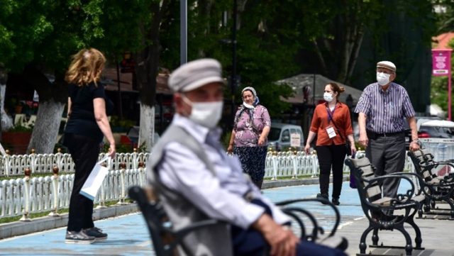İstanbul’da 65 yaş ve üstüne 10.00-16.00 saatleri dışında SOKAĞA ÇIKMA KISITLAMASI getirildi