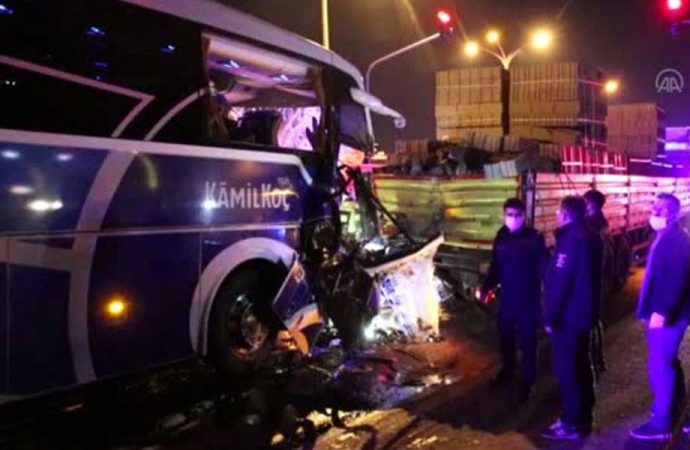 Yolcu otobüsü TIR’la çarpıştı: 1 ÖLÜ 8 YARALI
